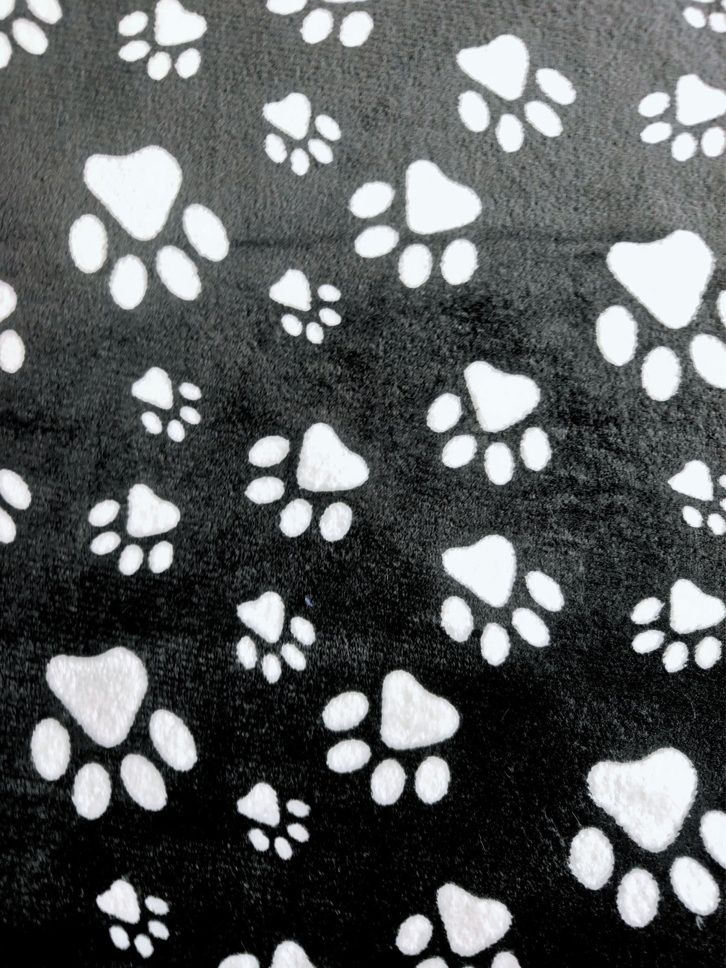 Piel de Conejo Negro Huella Blanca Estampado x Metros Ref. 07033