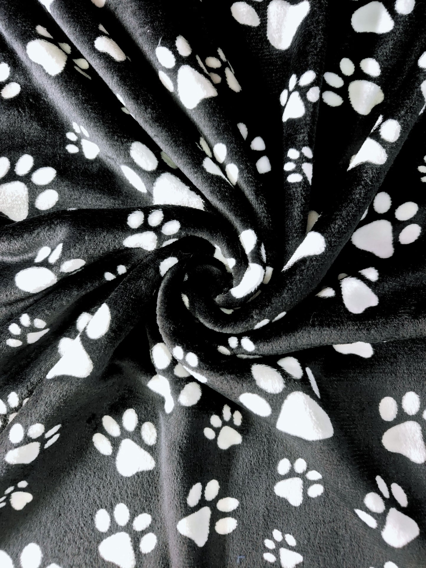 Piel de Conejo Negro Huella Blanca Estampado x Metros Ref. 07033