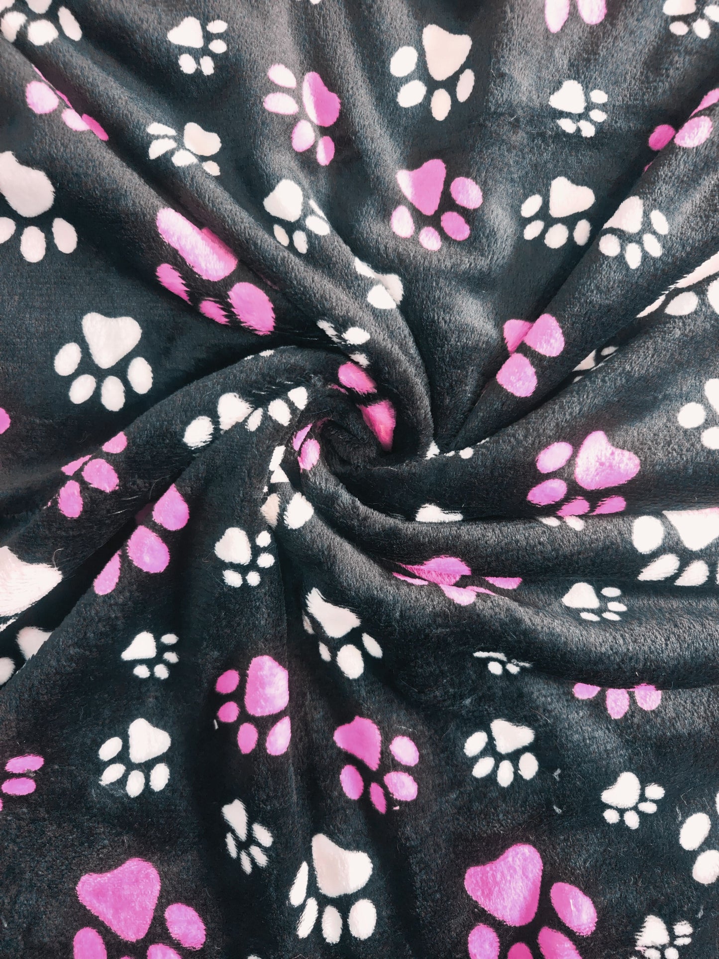 Piel de Conejo Negro Huella Fucsia Estampado x Metros Ref. 07033